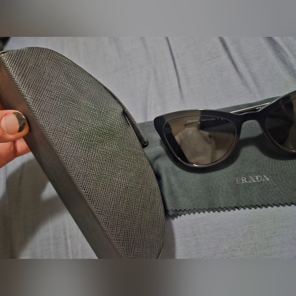 PRADA sunglasses - Picture 7 of 8